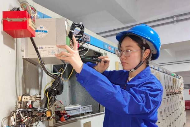 图为张萍正在进行继电器线圈接线